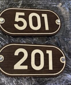 Bảng số phòng khách sạn là bảng gắn trước cửa phòng, hiển thị số phòng, tầng