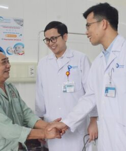 In bảng tên bác sĩ đồng bộ giúp bệnh nhân nhận biết bác sĩ, y tá khám, điều trị cho mình