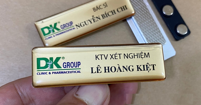 In bảng tên bác sĩ chuyên nghiệp, giá tốt cho cơ sở y tế 16 Mẫu in bảng tên bác sĩ dạng nam châm cài ngực áo