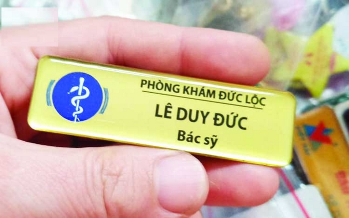 In bảng tên bác sĩ chuyên nghiệp, giá tốt cho cơ sở y tế 17 Liên hệ ngay với Quảng Cáo Hoài Việt để nhận báo giá, tư vấn miễn phí khi cần in bảng tên bác sĩ