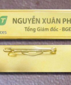 Bảng tên cài áo thường có kích thước nhỏ, dễ đeo, không gây vướng víu khi sử dụng