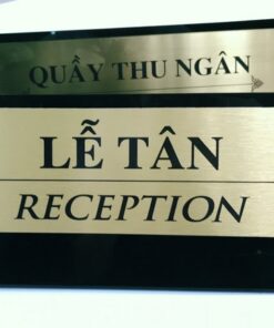 Mẫu thiết kế in bảng tên công ty cung cấp tên, chức vụ, logo thương hiệu