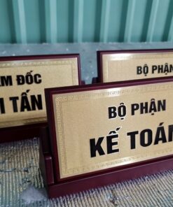 In bảng tên để bàn giúp nâng cao tính chuyên nghiệp với trường học, doanh nghiệp