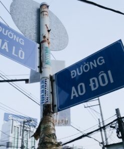 Một mẫu in bảng tên đường lắp đặt trên đường thị trấn