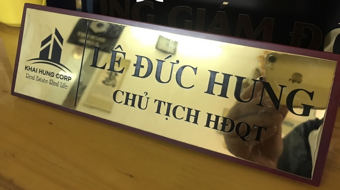 In bảng tên giám đốc - Giải pháp nâng tầm hình ảnh lãnh đạo 1 bảng tên giám đốc