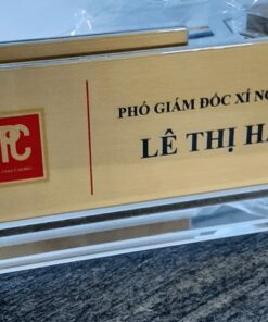 In bảng tên giám đốc - Giải pháp nâng tầm hình ảnh lãnh đạo 7 Quảng Cáo Hoài Việt là đơn vị có nhiều kinh nghiệm về thiết kế, in bảng tên, biển phòng lãnh đạo