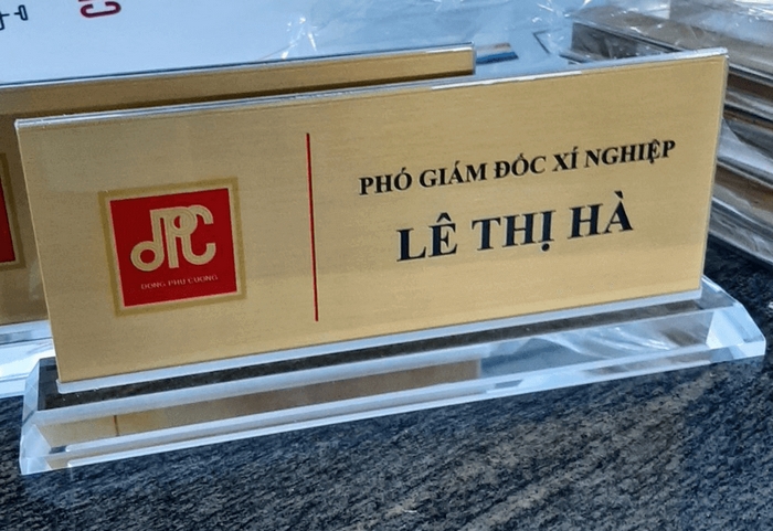 In bảng tên giám đốc - Giải pháp nâng tầm hình ảnh lãnh đạo 16 Quảng Cáo Hoài Việt là đơn vị có nhiều kinh nghiệm về thiết kế, in bảng tên, biển phòng lãnh đạo
