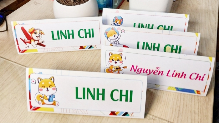 Bảng tên học sinh để bàn