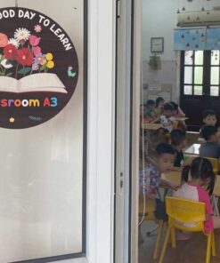 Thiết kế bảng tên lớp học có thể sáng tạo thêm họa tiết, khẩu hiệu tích cực