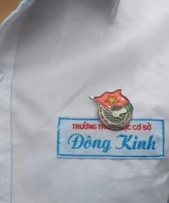 Bảng tên trường học giúp nhận diện trường, lớp, học sinh,... dễ dàng hơn