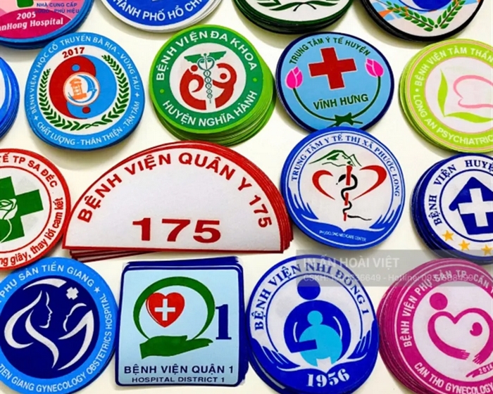 Chi phí logo bệnh viện sẽ thay đổi tùy chất liệu in logo, kích thước và số lượng in ấn