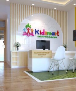 Logo trường mầm non sẽ xuất hiện nhiều trên bảng hiệu, đồ dùng, đồng phục giáo viên, nhân viên và học sinh trường