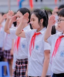 Logo trường THCS hiện diện trên đồng phục, đồ dùng, nhiều vị trí của trường giúp học sinh gắn kết với môi trường giáo dục