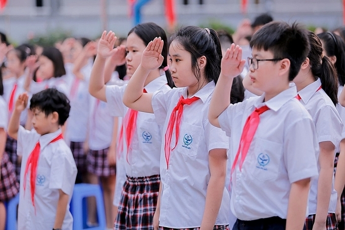 In bộ nhận diện thương hiệu trường học sau sáp nhập 2 Logo trường THCS hiện diện trên đồng phục, đồ dùng, nhiều vị trí của trường giúp học sinh gắn kết với môi trường giáo dục