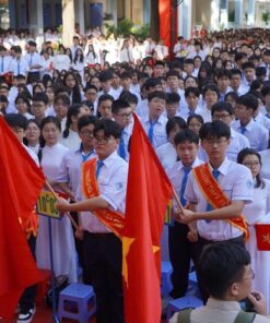 Dễ dàng nhận thấy logo trường THPT trên áo quần đồng phục và nhiều vị trí trong khuôn viên trường