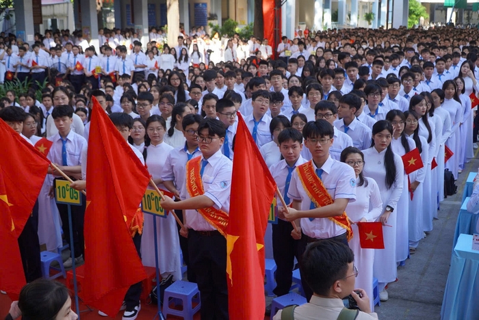 In bộ nhận diện thương hiệu trường học sau sáp nhập 1 Dễ dàng nhận thấy logo trường THPT trên áo quần đồng phục và nhiều vị trí trong khuôn viên trường